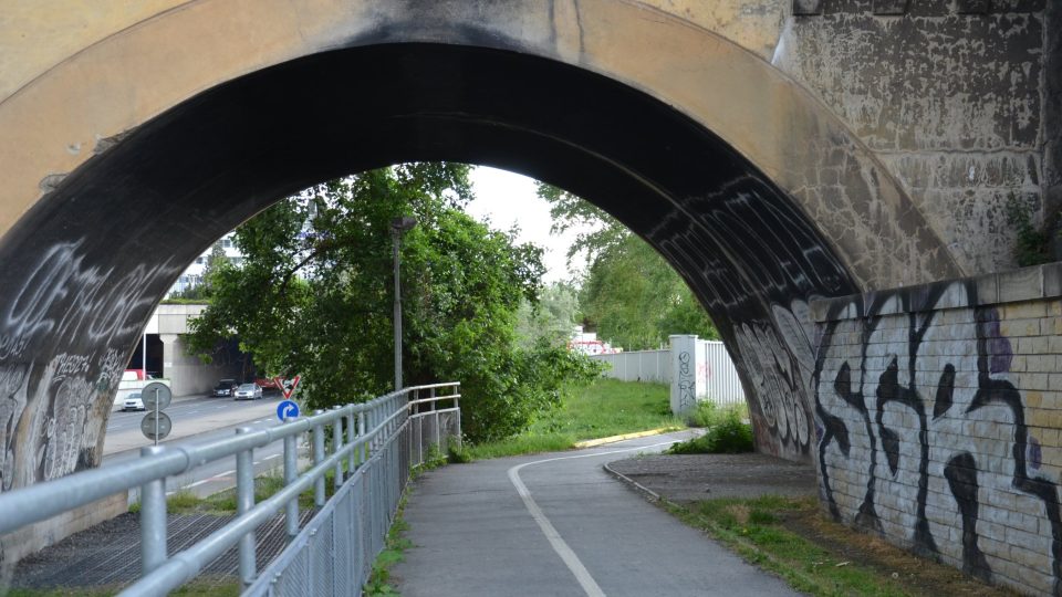 Pod viaduktem vede i stezka pro chodce a cyklisty
