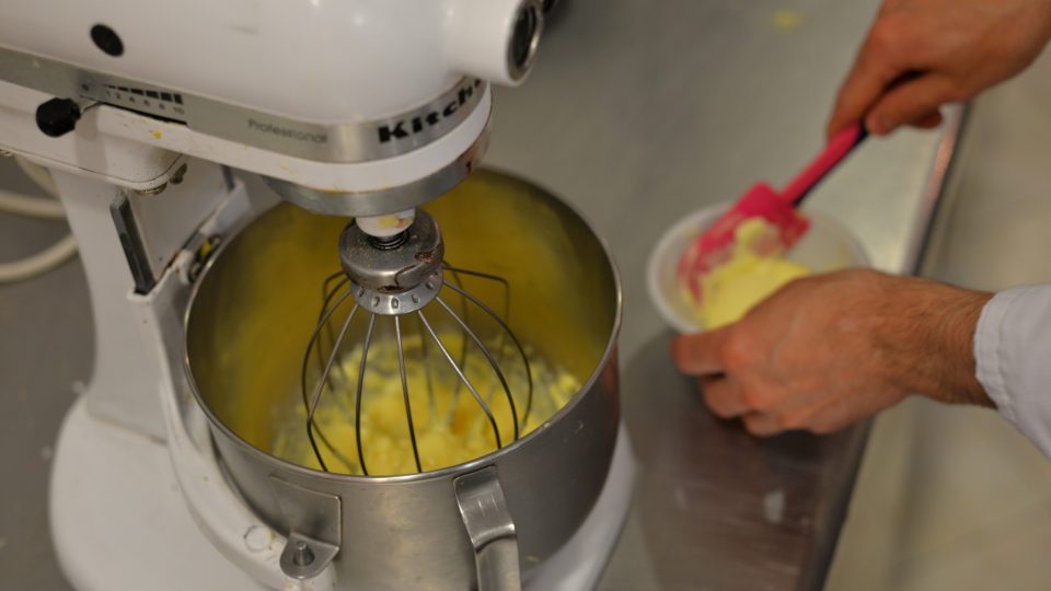 Po vychladnutí přidáme 50 g másla a krém vyšleháme. Na závěr přidáme nugát nebo jiný oříškový krém a došleháme