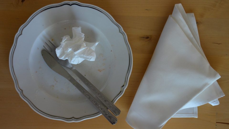 Po použití papírový ubrousek odložíme na talíř a látkový vedle něj