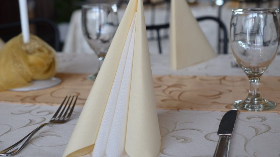 Prostřené stoly některé hosty zarazí, ptají se, zda tu očekávají svatbu