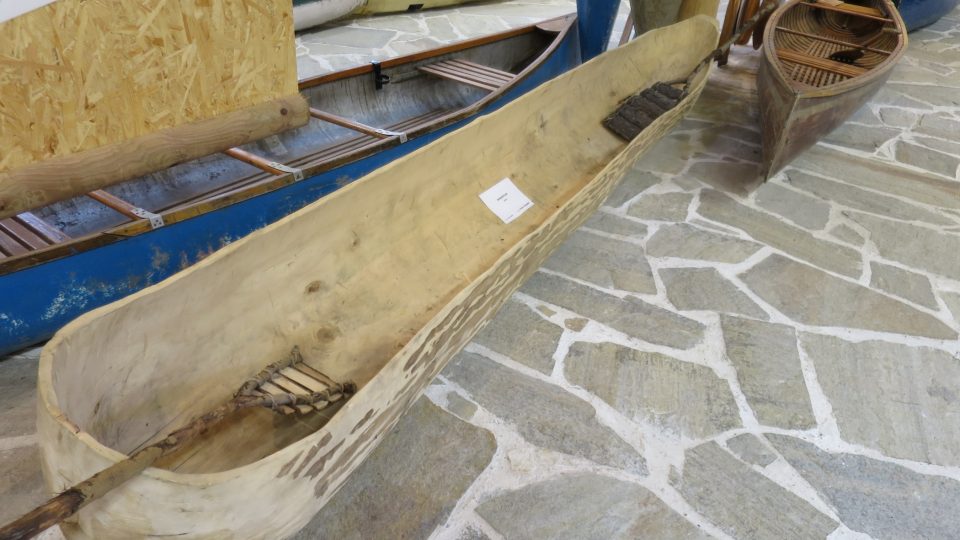 Kopie první lodi z jednoho kusu dřeva, tzv. monoxylon