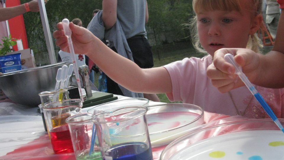 Děti si mohly vyzkoušet několik jednoduchých chemických pokusů