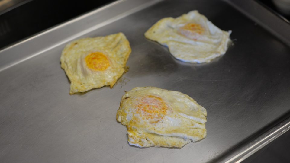 Zvolna vejce restujeme, aby bílek ztuhnul a žloutek zůstal mírně tekutý