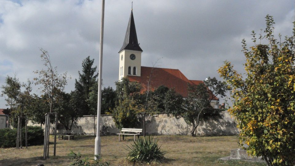 Hned vedle sklepů stojí kostel svatého Jiljí