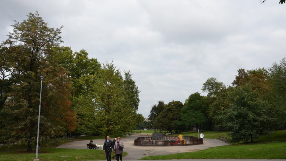 Park na Karlově náměstí s dětským hřištěm