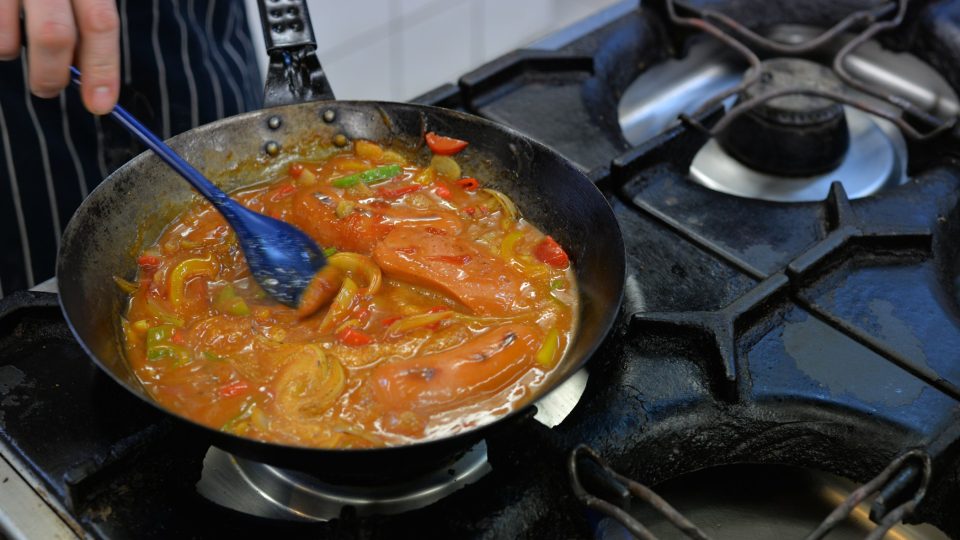 Přidáme na drobné kostičky nakrájenou červenou chilli papričku a dáme zapéct do rozehřáté trouby na 10 minut při 140 stupních