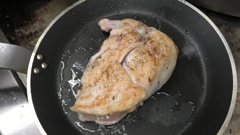 Plněné kuřecí prso necháme zatáhnout na pánvi s rozpáleným olejem z obou stran, poté vložíme do předehřáté trouby na 160 stupňů na cca 20 minut