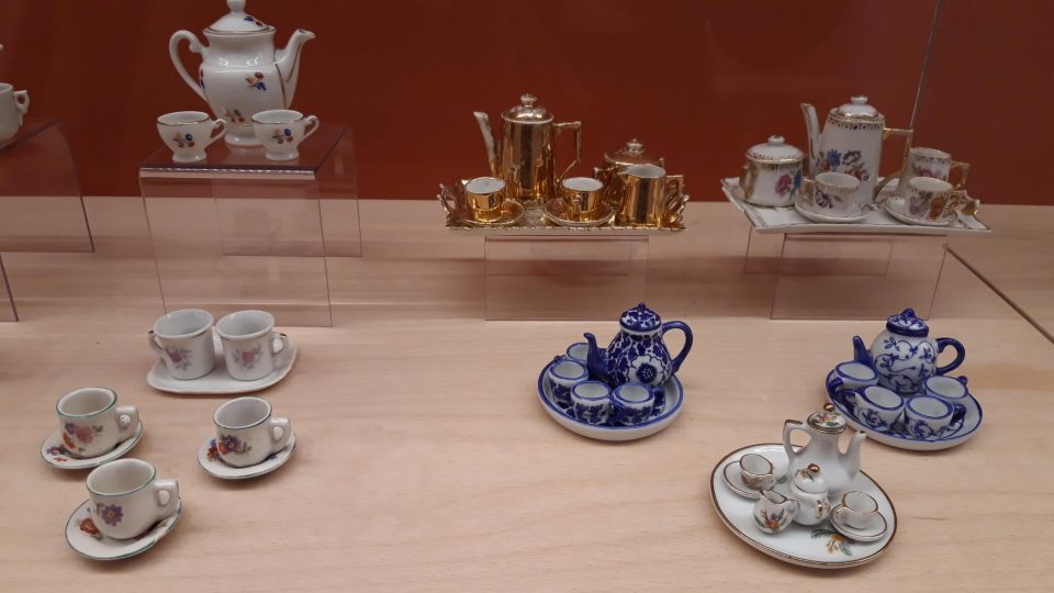 Součástí výstavy Kuchyňky a pokojíčky je také výstava porcelánových servisů pro panenky 