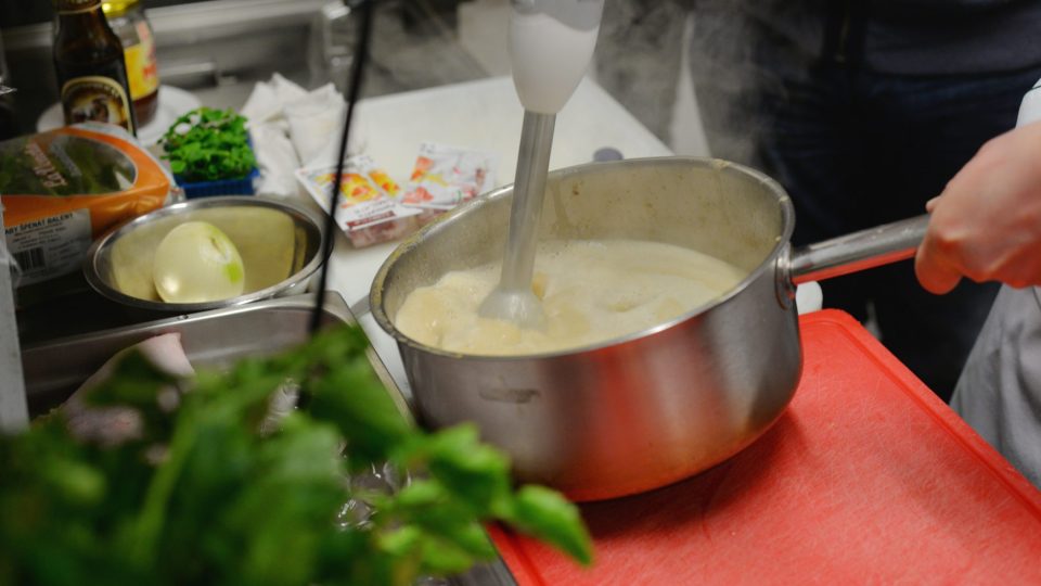 Až je vše měkké, polévku rozmixujeme tyčovým mixerem, dochutíme a můžeme podávat