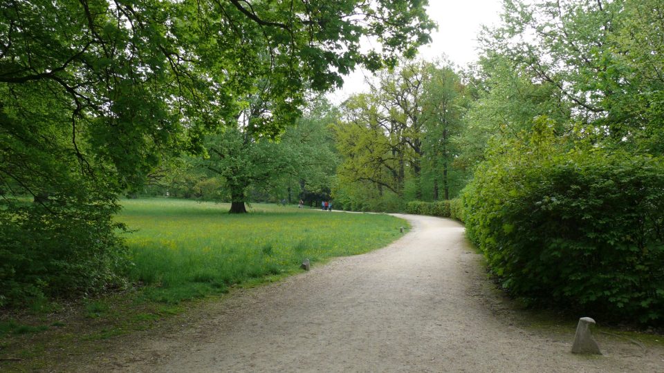 Cesty v parku jsou lemovány patníky z doby, kdy po nich jezdily kočáry