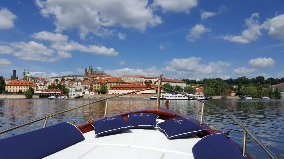 Cestou do Čertovky váš fotoaparát určitě zachytí panorama Pražského hradu