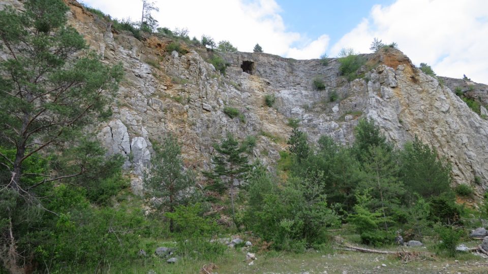 Houbův důl a nahoře vchod do Koněpruských jeskyň