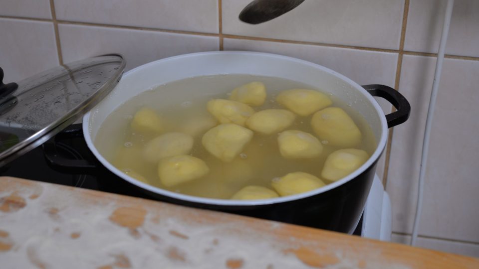 Knedlíky vaříme ve vroucí vodě podle jejich velikosti 5 až 10 minut