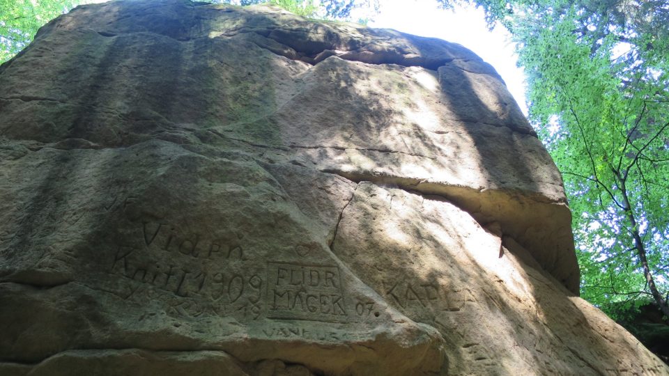 Dnes už historické nápisy na skalních stěnách kaňonu