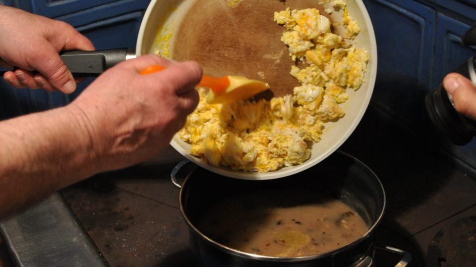 Vajíčká přidáme do polévky