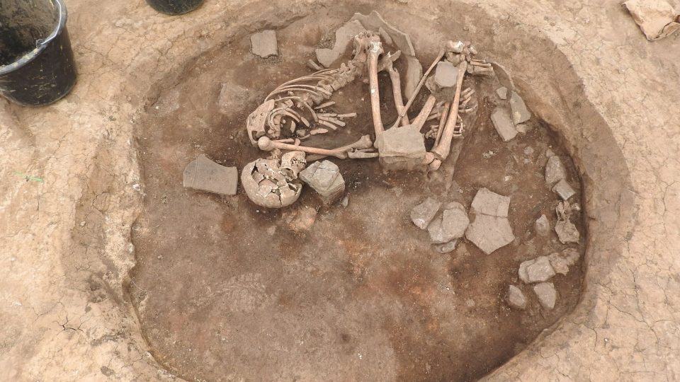 Nepietní uložení ostatků v zásobní jámě, kultura unětická, st. doba bronzová