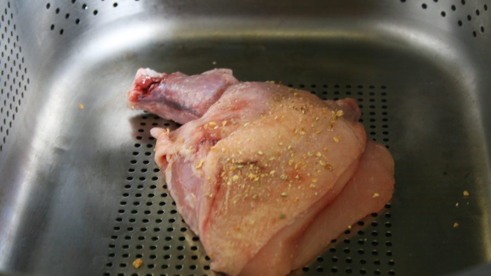 Dušené kuře opečeme na rozpálené pánvi. Pečeme ze strany kde je kůže, vznikne tak křupavá kůrčička