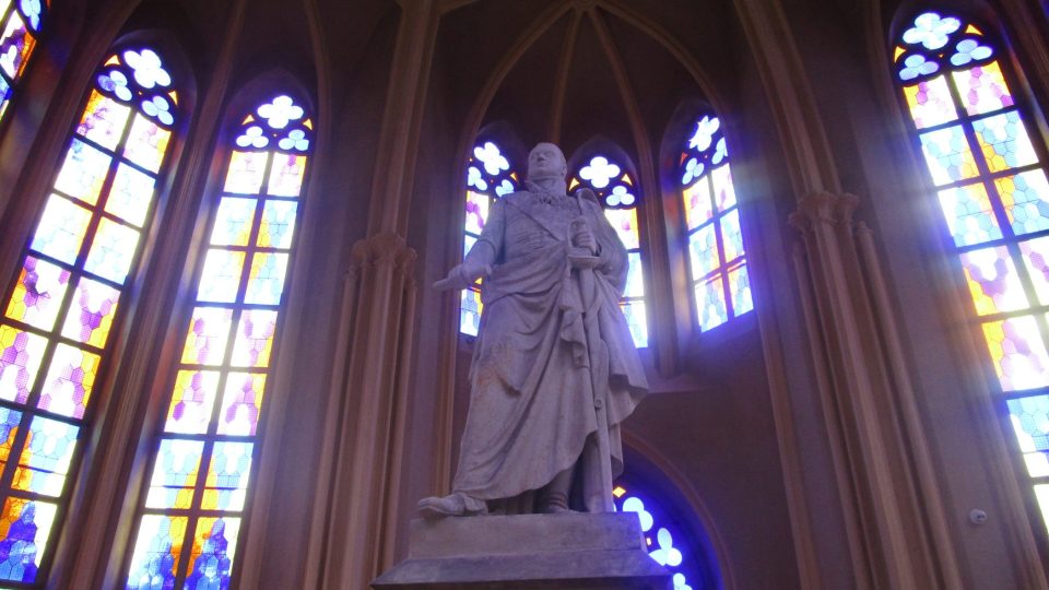 Uvnitř chrámu je pískovcová socha úspěšného maršálka Karla Schwarzenberga od sochaře Josefa Maxe