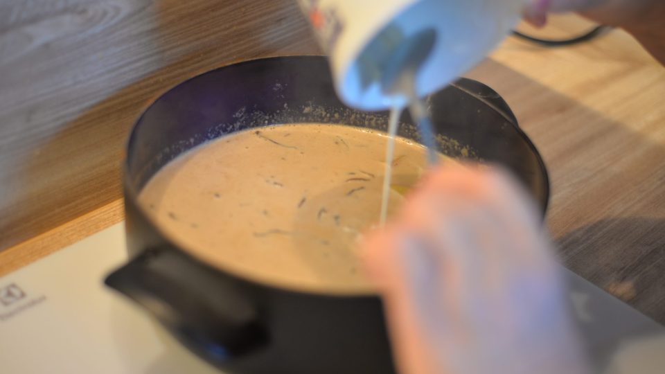 Po zahuštění polévky smetanou ji provaříme aspoň 20 minut