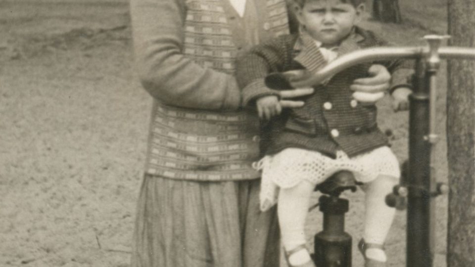 Dagmar Lieblová s matkou, 1930-31
