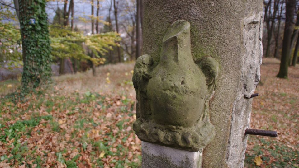 Detail bohužel poničené sochařské výzdoby Františkovy kašny