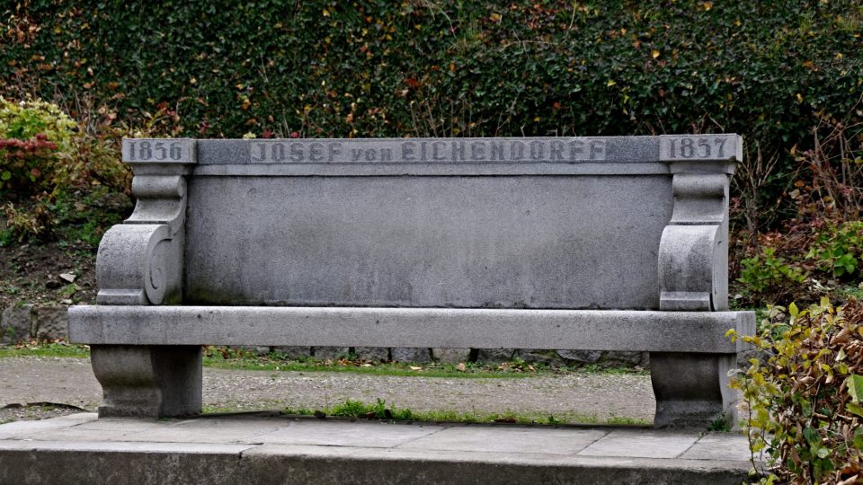 Součástí Eichendorffovy vyhlídky je i tato monumentální žulová lavice