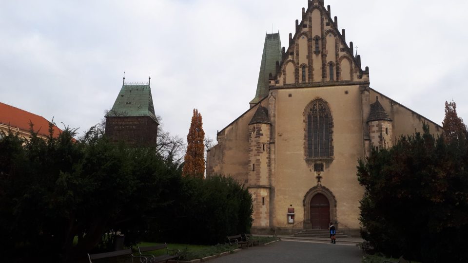 Průčelí kostela sv. Bartoloměje se samostatnou zvonicí