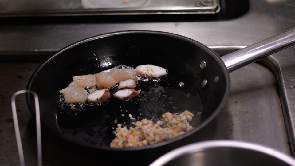 Rybí a mořské plody nakrájíme na drobounké kostičky, orestujeme narychlo na pánvi na másle, přidáme sůl a pepř