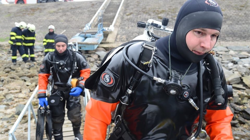 Středočeští hasiči lovili z Orlické přehrady osobní auto, pomáhali potápěči pražských hasičů