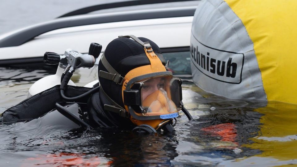Středočeští hasiči lovili z Orlické přehrady osobní auto, pomáhali potápěči pražských hasičů