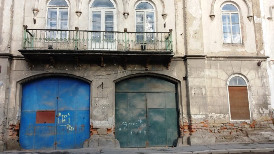 Hlavní vstup do budovy z Čáslavské ulice