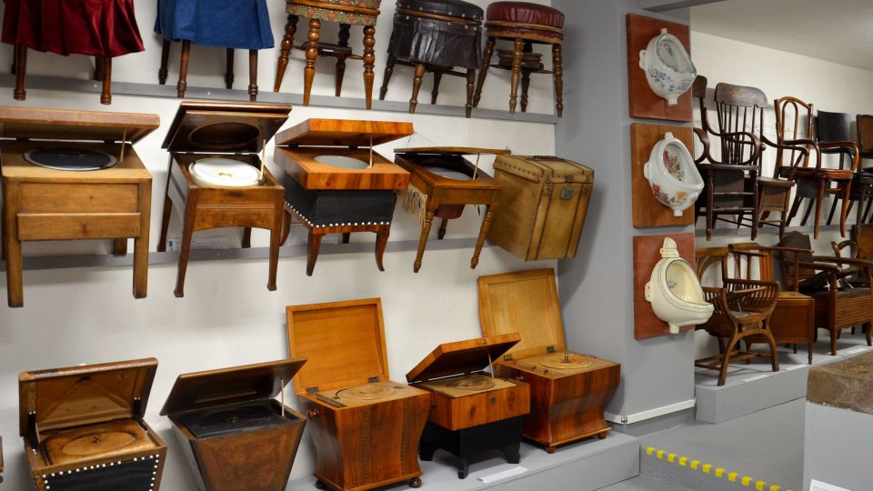Klozetové truhly, židle, křesla, cestovní záchody, pisoáry i bidety v muzeu