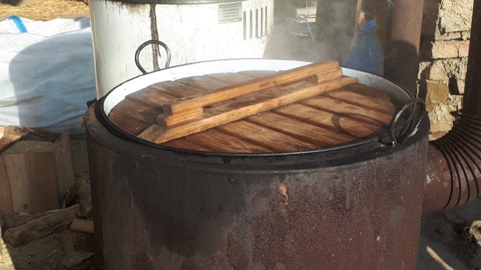 Jitrnice se vaří na dvoře ve velkém kotli pod kterým se tradičně přitápí dřevem