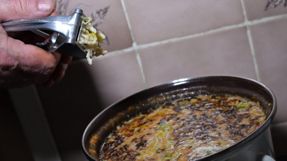 Do hotové polévky přidáme osmaženou cibulku a rozdrcený česnek. Dochutíme solí a pepřem