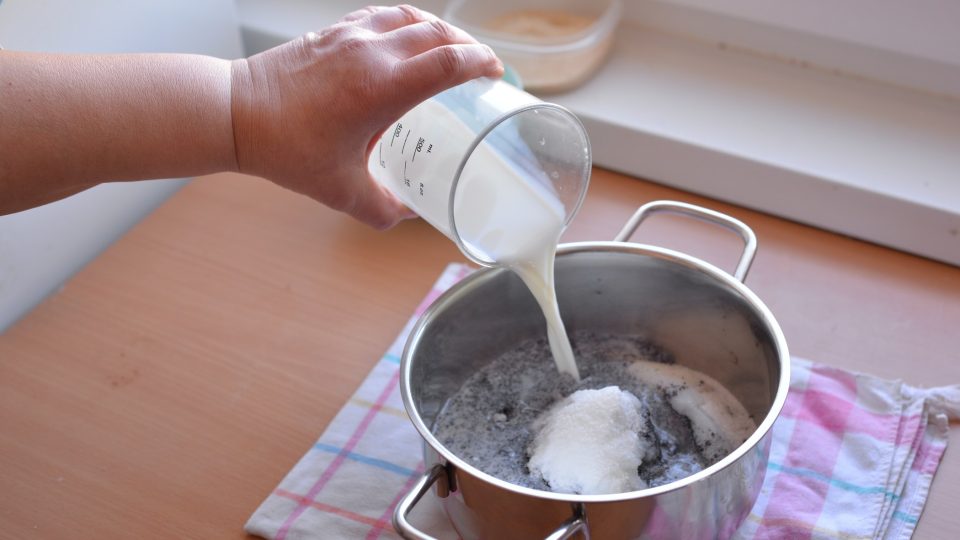 Do kastrůlku nasypeme mletý mák, zasypeme ho cukrem, promícháme, přidáme mléko a vaříme za stálého míchání 7 – 10 minut do zhoustnutí