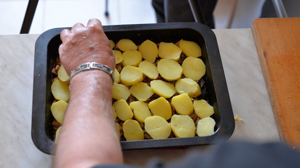Poklademe zbytkem brambor, okořeníme a dáme do trouby vyhřáté na 200 stupňů zapéct na 15 minut