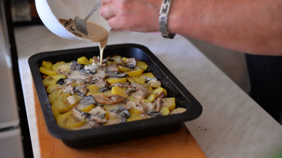 Po prvním pečení brambory zalijeme směsí s houbami a zapékáme do té doby, než se na povrchu začne tvořit kůrka