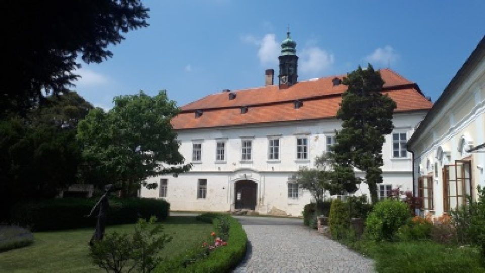 Barokní zámek Liteň je v současné době v havarijním stavu. Brány pro veřejnost se tady otevírají jen během několika akcí v roce