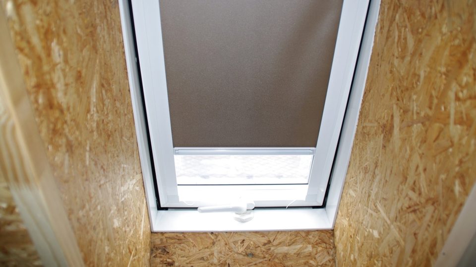 Střešní okna nejčastěji chráni žaluzie nebo speciální rolety