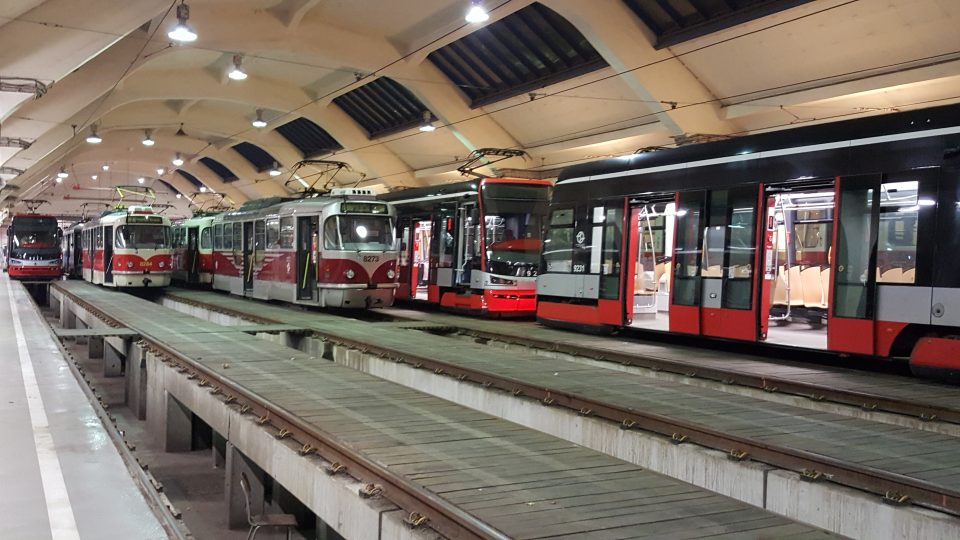 Noční směna ve vozovně Pankrác kontroluje desítky tramvají