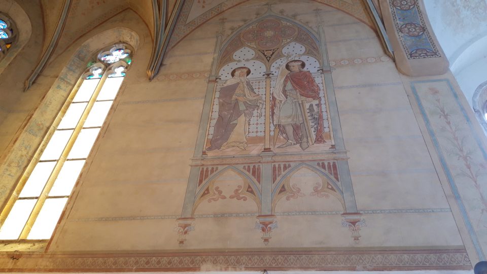 V presbytáři chrámu svatého Jiří je vidět i původní výmalba 