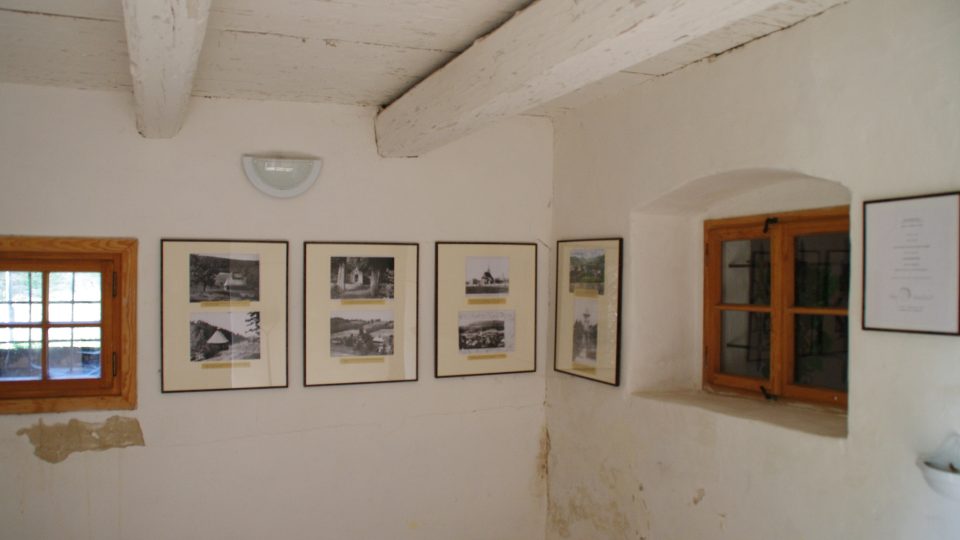 V chodbě kostelíka najdeme historické fotografie
