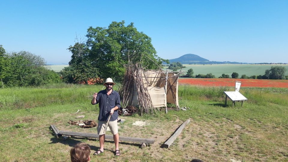 HistoryPark Ledčice leží jen kousek od hory Říp. Děti tady zjistí, jak žili lovci mamutů a proč jsou jámy na lov mamutů jen často opakovaným mýtem - foto Bára Kvapilová.jpg