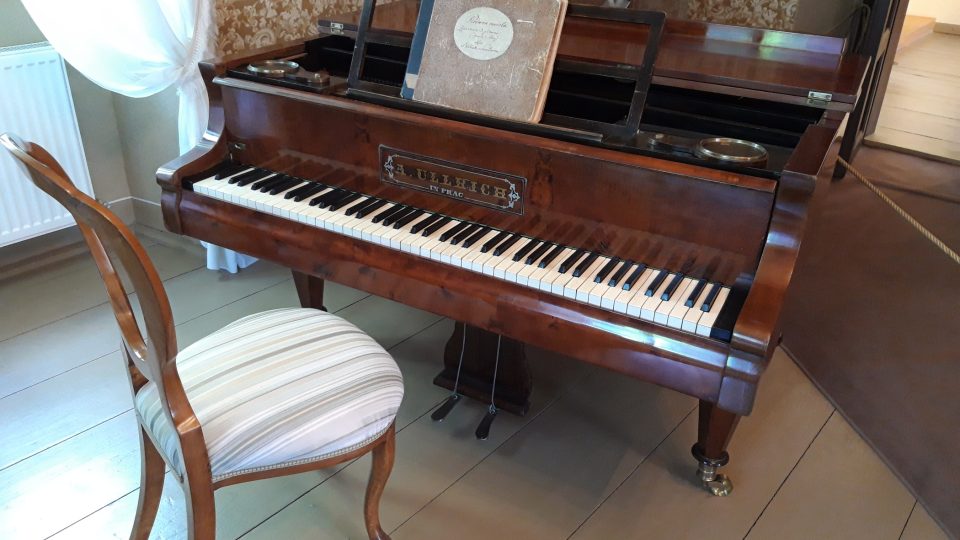 V rodinném salónu v jabkenické myslivně je i klavír, na který hrával Bedřich Smetana