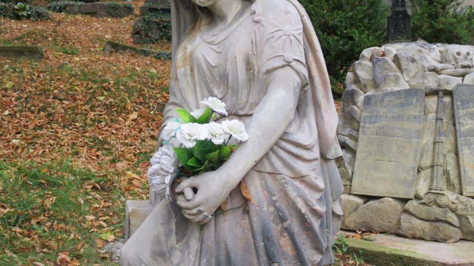 Socha ženy u hrobu Anny Gromesové