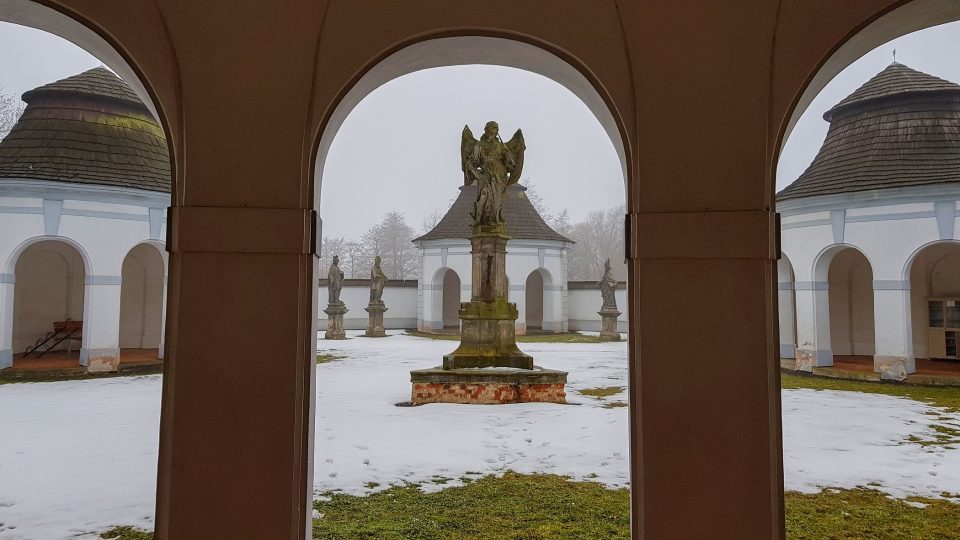 Půdorys morového hřbitova ve Žďáře nad Sázavou připomíná lebku