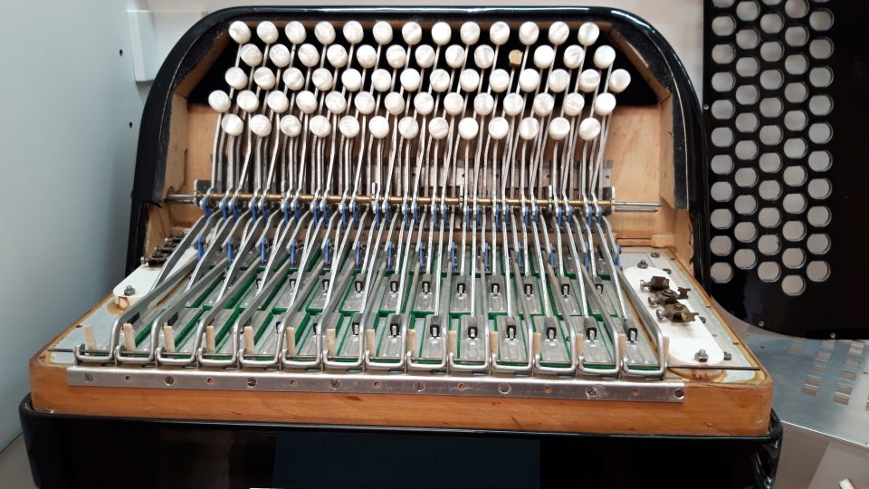 Ruční výroba akordeonů a heligonek má v Hořovicích dlouholetou tradici. Zájem o tyto hudební nástroje stoupá i mezi mladšími hudebníky