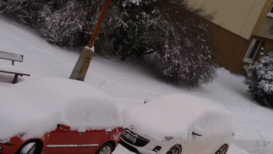 Řidiči v Kladně museli dlouho odstraňovat sníh ze svých aut