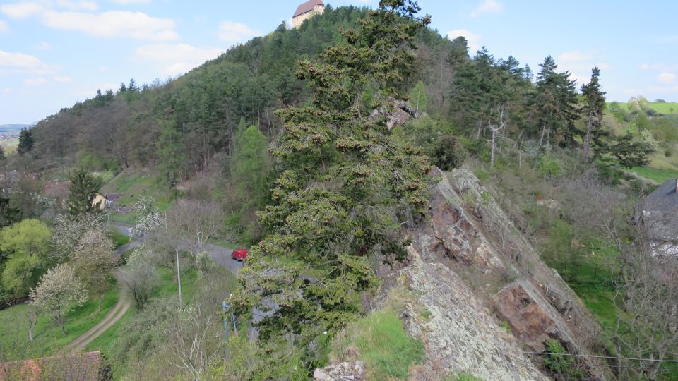 Ostré žebro skály hradu Žebrák s výhledem na hrad Točník 