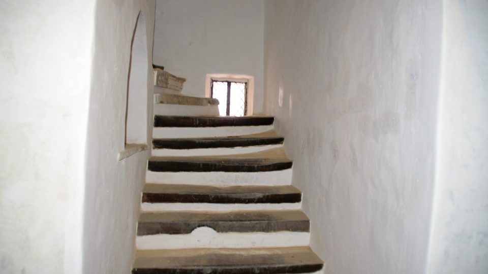Původní schodiště do patra tvrze